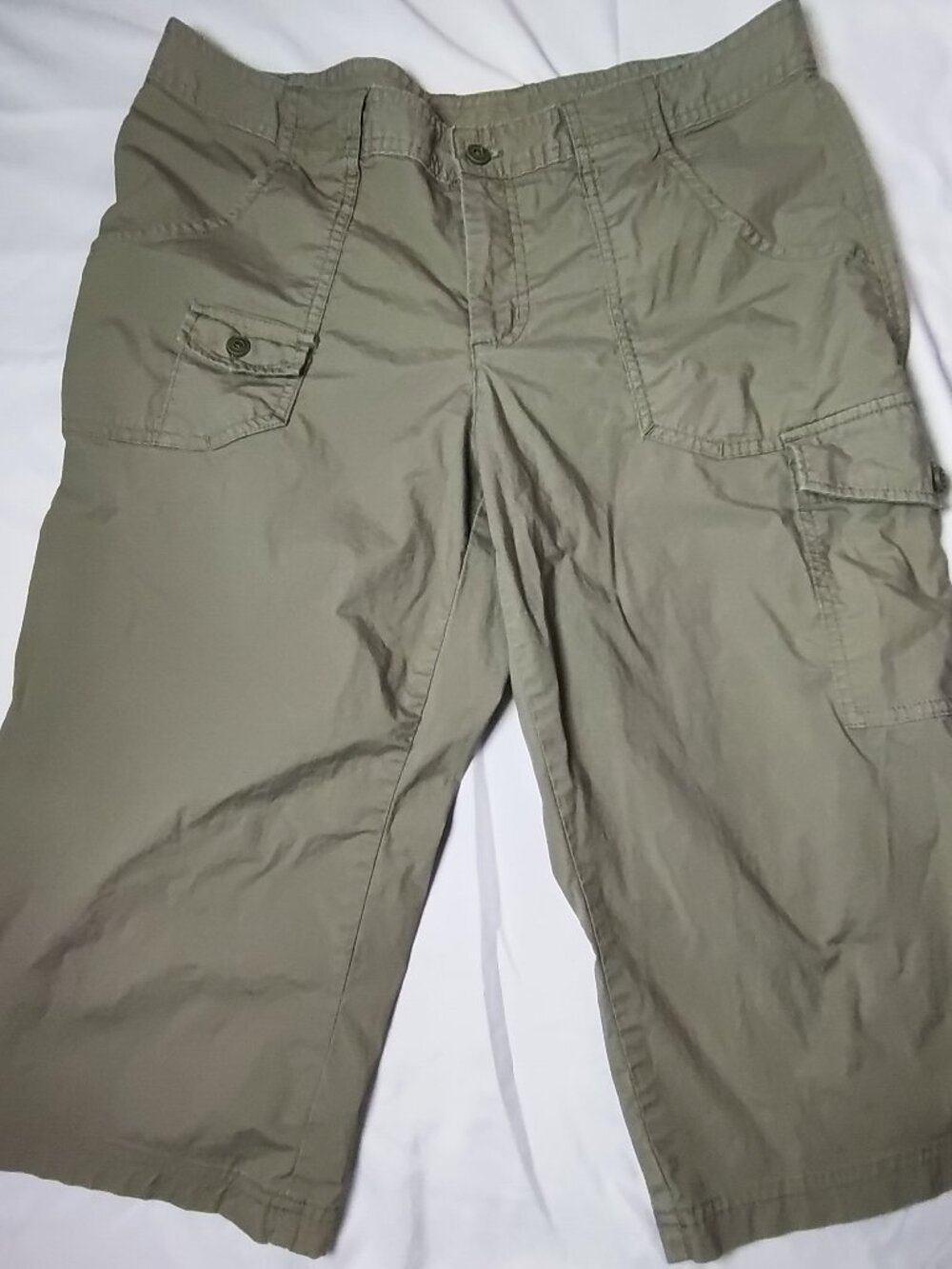 Columbia Olive Green cargo Capri Shorts Women Size 10P Cotton Stretch